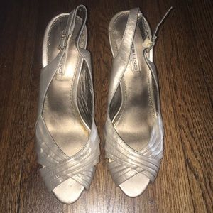 Bandolino Bdrevati champagne/metallic heels